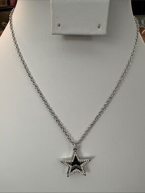 Paparazzi Silver Star Pendant Necklace